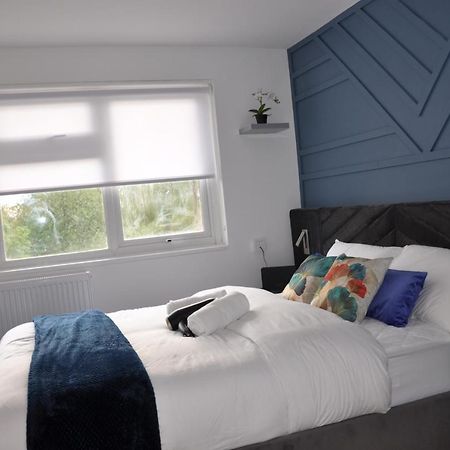 Luxury Studio- Mk Central- 5 Mins Drive To Train Station-Direct Trains To London, Birmingham Милтон-Кейнс Экстерьер фото