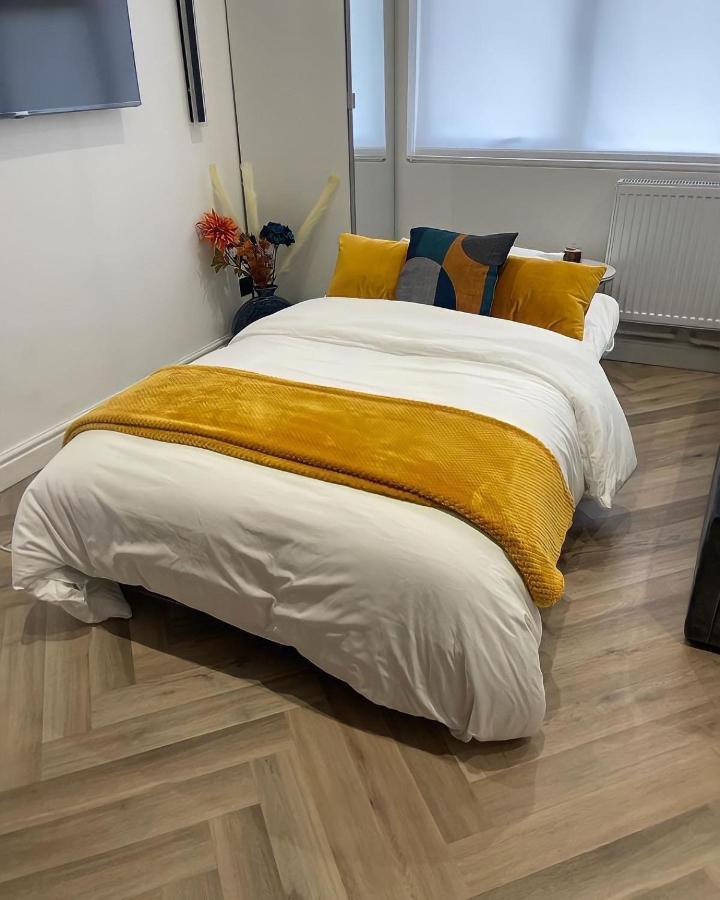 Luxury Studio- Mk Central- 5 Mins Drive To Train Station-Direct Trains To London, Birmingham Милтон-Кейнс Экстерьер фото